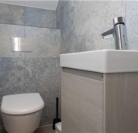4 bedroom villa with infinity pool and sea views in Crikvencia, Rijeka, sleeps 8